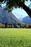 Interlaken, la Svizzera, A tre, giardino del prato inglese, costruzione e montagne fotografie stock Interlaken, la Svizzera, A tre, giardino del prato inglese, costruzione e montagne fotografie stock