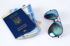 internationaal paspoort van de Oekra?ne, geld en glazen op een witte achtergrond Het ?concept reis zonder onnodige dingen ? royalty-vrije stock afbeelding internationaal paspoort van de Oekra?ne, geld en glazen op een witte achtergrond Het ?concept reis zonder onnodige dingen ? royalty-vrije stock afbeelding