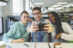 Internationale groep studenten die vrije tijd doorbrengen die samen geheugenbeelden maken royalty-vrije stock afbeeldingen Internationale groep studenten die vrije tijd doorbrengen die samen geheugenbeelden maken royalty-vrije stock afbeeldingen