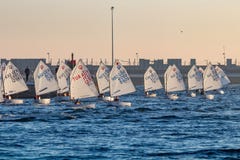 29. INTERNATIONALE PALAMOS-OPTIMIST-TROPHÄE 2018, 13. NATIONS-SCHALE, am 15. Februar 2018, Stadt Palamos, Spanien stockbild 29. INTERNATIONALE PALAMOS-OPTIMIST-TROPHÄE 2018, 13. NATIONS-SCHALE, am 15. Februar 2018, Stadt Palamos, Spanien stockbild
