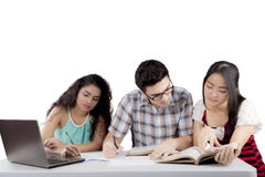 Internationale studenten die taak bespreken stock afbeelding Internationale studenten die taak bespreken stock afbeelding