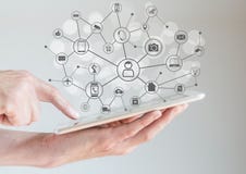 Internet de concept de choses (IoT) avec les mains masculines tenant le comprimé ou le grand téléphone intelligent