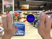 Internet von den Sachen, die concpet, den Speichergebrauch geofencing ist, um die Mitteilung zum Kunden für Sonderpreis im Einzel stockfotos Internet von den Sachen, die concpet, den Speichergebrauch geofencing ist, um die Mitteilung zum Kunden für Sonderpreis im Einzel stockfotos