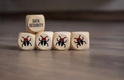 Internetsäkerhet och anti-virusskydd med kuber, tärning arkivbild Internetsäkerhet och anti-virusskydd med kuber, tärning arkivbild