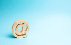 Internetöverensstämmelse, kommunikation på internet Emailsymbol på blå bakgrund Kontakter för affär upprättande arkivbilder Internetöverensstämmelse, kommunikation på internet Emailsymbol på blå bakgrund Kontakter för affär upprättande arkivbilder