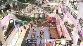 Interno centrale del grande magazzino con la gente che cammina e che compera alla strada Bangna-Trad Bangna Bangkok Tailandia archivi video Interno centrale del grande magazzino con la gente che cammina e che compera alla strada Bangna-Trad Bangna Bangkok Tailandia archivi video