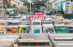 Interno del negozio del disco di musica con gli scaffali pieni del reco d'annata del vinile immagine stock libera da diritti Interno del negozio del disco di musica con gli scaffali pieni del reco d'annata del vinile immagine stock libera da diritti
