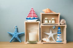 Interno della casa con la decorazione di estate sulla tavola di legno fotografia stock libera da diritti Interno della casa con la decorazione di estate sulla tavola di legno fotografia stock libera da diritti