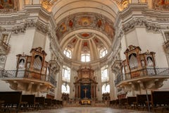 Interno della cattedrale di Salisburgo con l'organo e l'altare fotografia stock Interno della cattedrale di Salisburgo con l'organo e l'altare fotografia stock
