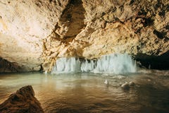Interno della caverna di ghiaccio di Dachstein immagine stock libera da diritti Interno della caverna di ghiaccio di Dachstein immagine stock libera da diritti