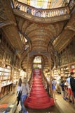 Interno di Lello Bookshop a Oporto, Portogallo immagine stock libera da diritti Interno di Lello Bookshop a Oporto, Portogallo immagine stock libera da diritti