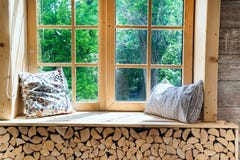 Interno Luminoso Della Stanza Con Le Tende Il Davanzale Di Legno Della Finestra Ed I Cuscini Immagine Stock Immagine Di Grigio Nessuno