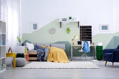 Interno moderno della stanza di bambino con il letto fotografie stock libere da diritti Interno moderno della stanza di bambino con il letto fotografie stock libere da diritti