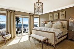 Interor luxuoso do quarto com vista cênico da plataforma imagem de stock Interor luxuoso do quarto com vista cênico da plataforma imagem de stock