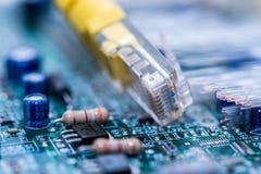 Interruptor amarelo do Internet na placa de circuito do computador, fibras óticas de incandescência próximas acima do tiro macro imagens de stock Interruptor amarelo do Internet na placa de circuito do computador, fibras óticas de incandescência próximas acima do tiro macro imagens de stock