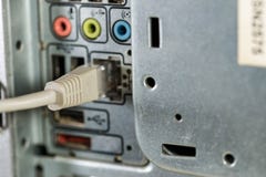 Interruptor cinzento conectado do Internet no computador pessoal imagem de stock Interruptor cinzento conectado do Internet no computador pessoal imagem de stock