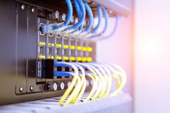 Interruptor de rede e cabos ethernet, conceito do centro de dados fotos de stock Interruptor de rede e cabos ethernet, conceito do centro de dados fotos de stock