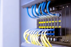Interruptor de rede e cabos ethernet, conceito do centro de dados imagens de stock Interruptor de rede e cabos ethernet, conceito do centro de dados imagens de stock