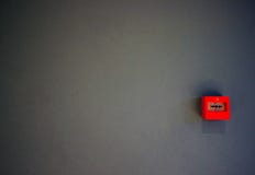 Interruptor o botón colocado en Grey Wall, automatización del rescate, fuego Bell del fuego de la emergencia foto de archivo libre de regalías Interruptor o botón colocado en Grey Wall, automatización del rescate, fuego Bell del fuego de la emergencia foto de archivo libre de regalías
