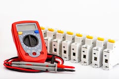 Interruptores automáticos, multímetro digital Acessórios para a instalação elétrica segura e segura foto de stock Interruptores automáticos, multímetro digital Acessórios para a instalação elétrica segura e segura foto de stock