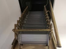 Intrekbare ladder voor zolder royalty-vrije stock afbeelding Intrekbare ladder voor zolder royalty-vrije stock afbeelding