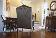 Intérieur avec des meubles de vintage Style du sud Rétros meubles européens Vieux fauteuil, vieux coffret, phonographe de vintage photo libre de droits Intérieur avec des meubles de vintage Style du sud Rétros meubles européens Vieux fauteuil, vieux coffret, phonographe de vintage photo libre de droits