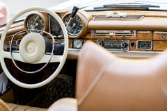 Intérieur classique d'oldtimer de Mercedes d'Européen images libres de droits Intérieur classique d'oldtimer de Mercedes d'Européen images libres de droits