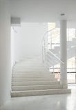 Intérieur d'un bâtiment avec les murs blancs photographie stock Intérieur d'un bâtiment avec les murs blancs photographie stock