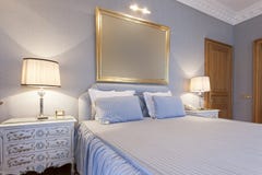 Intérieur d'une chambre à coucher classique de style image stock Intérieur d'une chambre à coucher classique de style image stock