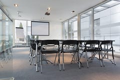 Intérieur d'une salle de conférence lumineuse moderne image libre de droits Intérieur d'une salle de conférence lumineuse moderne image libre de droits