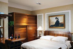 Intérieur de chambre à coucher d'hôtel avec le double lit Photographie stock Intérieur de chambre à coucher d'hôtel avec le double lit Photographie stock