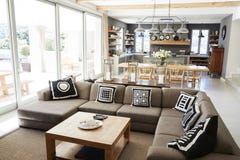 Intérieur de maison avec la cuisine, le salon et la salle à manger ouverts de plan Photographie stock libre de droits Intérieur de maison avec la cuisine, le salon et la salle à manger ouverts de plan Photographie stock libre de droits