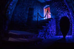 Intérieur de vieux manoir abandonné rampant Escalier et colonnade Escaliers foncés de château au sous-sol Escaliers fantasmagoriq photo libre de droits Intérieur de vieux manoir abandonné rampant Escalier et colonnade Escaliers foncés de château au sous-sol Escaliers fantasmagoriq photo libre de droits