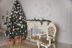 Intérieur du salon avec une cheminée, décoré pendant la nouvelle année avec un grand arbre de Noël et un bon nombre de présents images libres de droits Intérieur du salon avec une cheminée, décoré pendant la nouvelle année avec un grand arbre de Noël et un bon nombre de présents images libres de droits