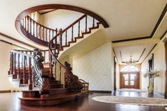 Intérieur moderne d'architecture avec le couloir de luxe élégant classique avec les escaliers en bois brillants incurvés de courr image stock Intérieur moderne d'architecture avec le couloir de luxe élégant classique avec les escaliers en bois brillants incurvés de courr image stock