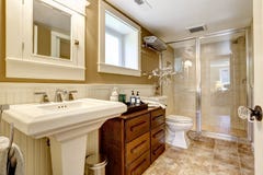 Intérieur moderne de salle de bains avec la douche en verre de porte photo libre de droits Intérieur moderne de salle de bains avec la douche en verre de porte photo libre de droits