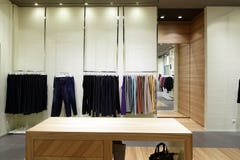 Intérieur tout neuf de magasin de tissu photos libres de droits Intérieur tout neuf de magasin de tissu photos libres de droits