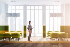 Intérieur vert et blanc de café de grenier, homme image stock Intérieur vert et blanc de café de grenier, homme image stock