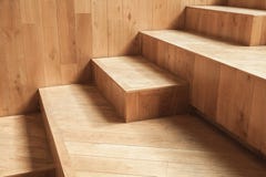 Intérieur vide abstrait, escaliers en bois naturels photographie stock libre de droits Intérieur vide abstrait, escaliers en bois naturels photographie stock libre de droits