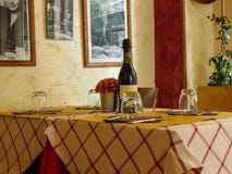 Intérieurs italiens confortables de restaurant photo stock Intérieurs italiens confortables de restaurant photo stock
