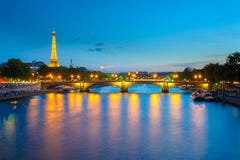 Invalides del DES di Pont e della torre Eiffel fotografia stock Invalides del DES di Pont e della torre Eiffel fotografia stock