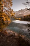 inverno no Eibsee no Zugspitze de Baviera na opinião lisamente fotografia de stock inverno no Eibsee no Zugspitze de Baviera na opinião lisamente fotografia de stock