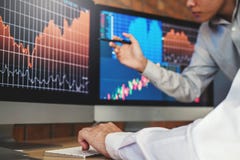 Investeringaktiemarknadentreprenör Business Team diskutera och handel för analysgrafaktiemarknad, materieldiagrambegrepp royaltyfria foton Investeringaktiemarknadentreprenör Business Team diskutera och handel för analysgrafaktiemarknad, materieldiagrambegrepp royaltyfria foton