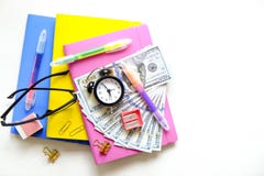 Investierung von Zeit und von Geld in Bildungskonzept Unterschiedlicher Schulbedarf, Banknoten Draufsicht, Abschluss oben lizenzfreies stockfoto Investierung von Zeit und von Geld in Bildungskonzept Unterschiedlicher Schulbedarf, Banknoten Draufsicht, Abschluss oben lizenzfreies stockfoto