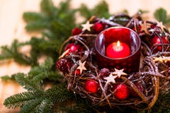 invitation new year Κόκκινο κερί Χριστουγέννων στο σχέδιο του κόκκινου νέου έτους στοκ φωτογραφίες invitation new year Κόκκινο κερί Χριστουγέννων στο σχέδιο του κόκκινου νέου έτους στοκ φωτογραφίες