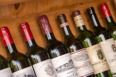Inzameling van flessen wijnen van Bordeaux royalty-vrije stock fotografie Inzameling van flessen wijnen van Bordeaux royalty-vrije stock fotografie