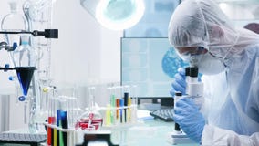 Inzoomen op chemicuswetenschapper worden in het professionele laboratorium werken geschoten die stock footage Inzoomen op chemicuswetenschapper worden in het professionele laboratorium werken geschoten die stock footage