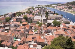 Início do verão em Omis, igreja de St Michael, Croácia, Europa imagens de stock Início do verão em Omis, igreja de St Michael, Croácia, Europa imagens de stock
