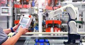 Inżyniera czeka i kontrolnej automatyzacji robota ręka zdjęcia royalty free Inżyniera czeka i kontrolnej automatyzacji robota ręka zdjęcia royalty free