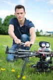 Inżyniera naprawiania śmigło UAV szpiega truteń zdjęcia stock Inżyniera naprawiania śmigło UAV szpiega truteń zdjęcia stock